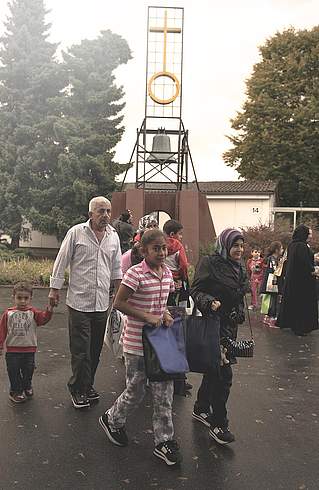 Flüchtlinge aus Syrien bei der Ankunft vor der Friedlandglocke, 11.09.2013