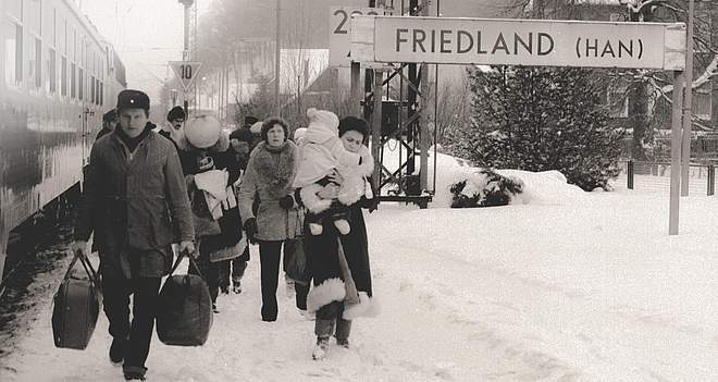 Aussiedler*innen aus Polen am Bahnhof Friedland, 21.12.1981