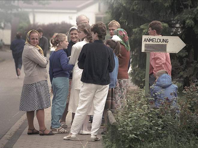 Familie aus Tadschikistan vor der Anmeldung, Juni 1988
