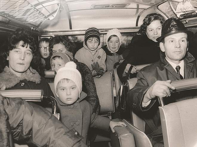 Aussiedler*innen aus Polen auf dem Weg vom Bahnhof Friedland ins Grenzdurchgangslager, um 1957