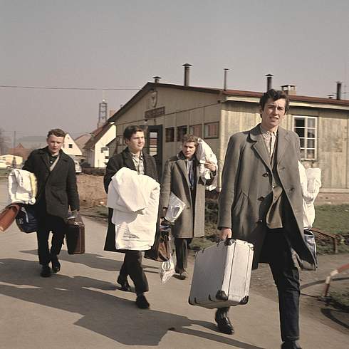 Jugendliche DDR-Flüchtlinge im Grenzdurchgangslager Friedland, 1960